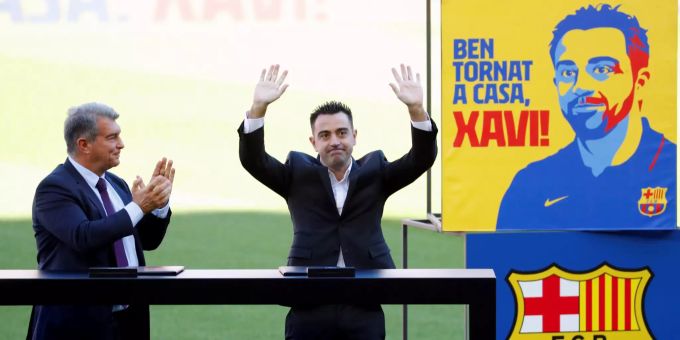 Trainer Xavi (r.) bei seiner Vorstellung als Trainer des FC Barcelona. FC Barcelona barca