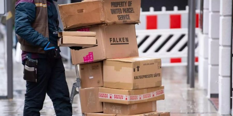 Ein Paketbote liefert in München seine Pakete aus. Foto: Sven Hoppe/dpa