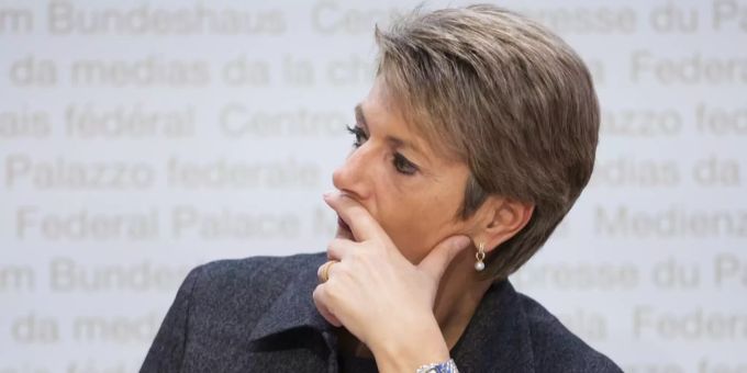 Bundesrätin Karin Keller-Sutter verfolgt die Rede von Bundesrat Alain Berset während einer Medienkonferenz des Bundesrates zu den eidgenössischen Abstimmungen, am Sonntag, 28. November 2021, in Bern. Karin Keller-Sutter Coronavirus