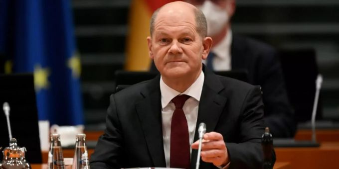 Scholz auf dem Platz des Bundeskanzlers am Kabinettstisch Scholz auf dem Platz des Bundeskanzlers am Kabinettstisch