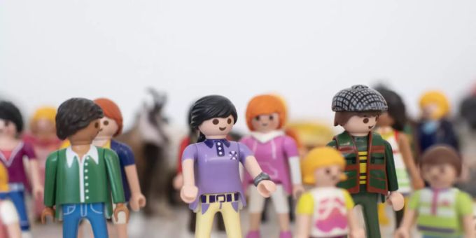 Fast jedes zweite Schweizer Kind erlebt irgendwann während der Schulzeit eine schwere psychische Belastung. Lehrpersonen sind im Umgang damit aber nicht hinreichend ausgebildet, wie eine neue Studie festgestellt hat. Sie benötigen demnach Unterstützung. (Symbolbild) Fast jedes zweite Schweizer Kind erlebt irgendwann während der Schulzeit eine schwere psychische Belastung. Lehrpersonen sind im Umgang damit aber nicht hinreichend ausgebildet, wie eine neue Studie festgestellt hat. Sie benötigen demnach Unterstützung. (Symbolbild)
