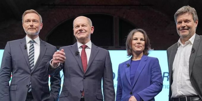 Christian Lindner, Olaf Scholz, Annalena Baerbock und Robert Habeck stellen in Berlin den Koalitionsvertrag der Ampel-Parteien vor. Foto: Kay Nietfeld/dpa Christian Lindner, Olaf Scholz, Annalena Baerbock und Robert Habeck stellen in Berlin den Koalitionsvertrag der Ampel-Parteien vor. Foto: Kay Nietfeld/dpa