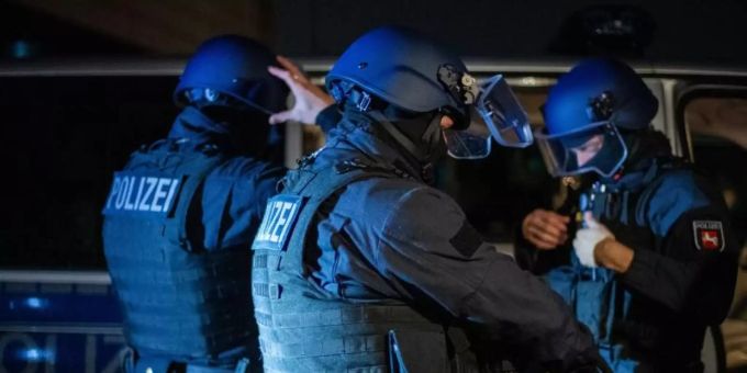 Die Polizei hat bei Razzien in mehreren Ländern gegen sogenannte «Planenschlitzer» mehrere Verdächtige festgenommen. Foto: Lino Mirgeler/dpa Die Polizei hat bei Razzien in mehreren Ländern gegen sogenannte «Planenschlitzer» mehrere Verdächtige festgenommen. Foto: Lino Mirgeler/dpa