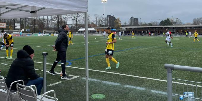 U19-Trainer André Niederhäuser während einer Partie auf dem Wyler. André Niederhäuser