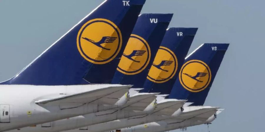 Passagiermaschinen der Lufthansa stehen auf dem Rollfeld des Flughafens Frankfurt. Foto: Boris Roessler/dpa