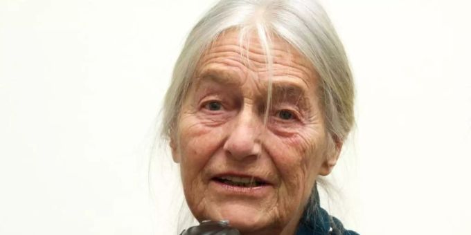 Die deutsche Fotografin Evelyn Richter mit Kamera. Foto: Peter Endig/dpa-Zentralbild/dpa Die deutsche Fotografin Evelyn Richter mit Kamera. Foto: Peter Endig/dpa-Zentralbild/dpa