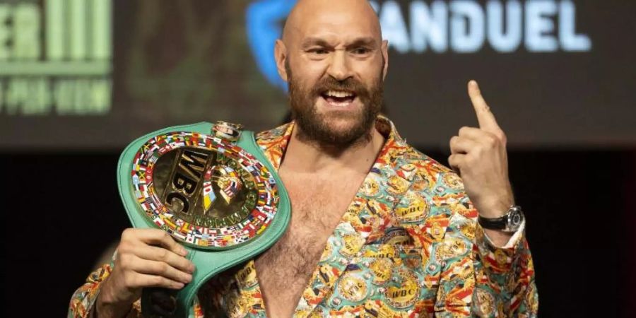 Muss erneut gegen Deontay Wilder ran: Tyson Fury gestikuliert bei einer Pressekonferenz mit seinem Gürtel. Foto: Erik Verduzco/Las Vegas Review-Journal/AP/dpa