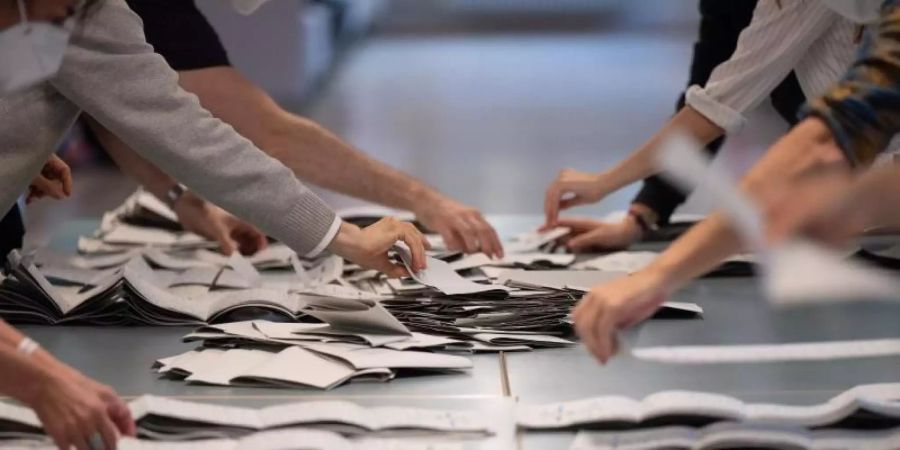 In mindestens acht Berliner Wahllokalen wurden am 26. September falsche Stimmzettel aus anderen Bezirken ausgegeben. Foto: Sebastian Gollnow/dpa