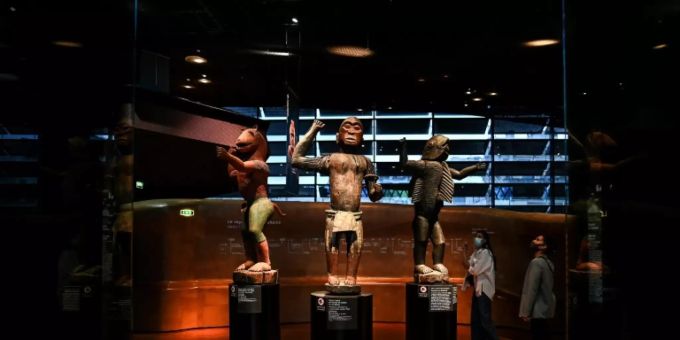 Kunstgegenstände, die Frankreich an Benin zurückgibt. Koloniale Beutekunst