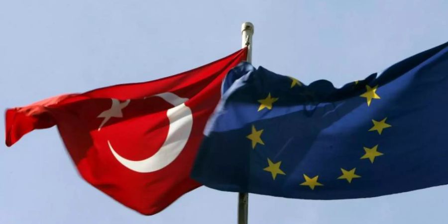 Die türkische und die europäische Flagge. Zwischen Ankara und Brüssel kriselt es erneut. Foto: Tolga Bozoglu/EPA/dpa