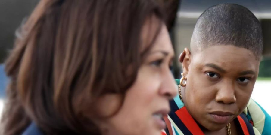 Kamala Harris mit Symone Sanders