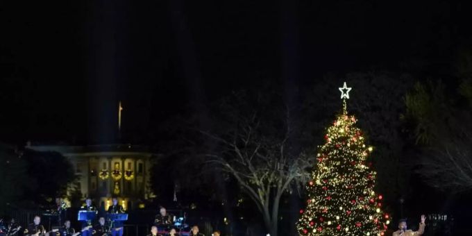 Billy Porter (r) tritt auf, während Joe Biden, US-Präsident, und First Lady Jill Biden an der Zeremonie zur Beleuchtung des Nationalen Weihnachtsbaums an der Ellipse teilnehmen. Foto: Andrew Harnik/AP/dpa Billy Porter (r) tritt auf, während Joe Biden, US-Präsident, und First Lady Jill Biden an der Zeremonie zur Beleuchtung des Nationalen Weihnachtsbaums an der Ellipse teilnehmen. Foto: Andrew Harnik/AP/dpa