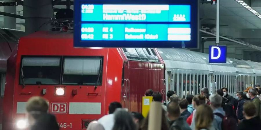 Der Tarifkonflikt bei der Deutschen Bahn schwelt weiter. Nach dem Abschluss mit der Lokführergewerkschaft GDL will die konkurrierende Eisenbahn- und Verkehrsgewerkschaft (EVG) mit dem Konzern nachverhandeln. Foto: Jörg Carstensen/dpa