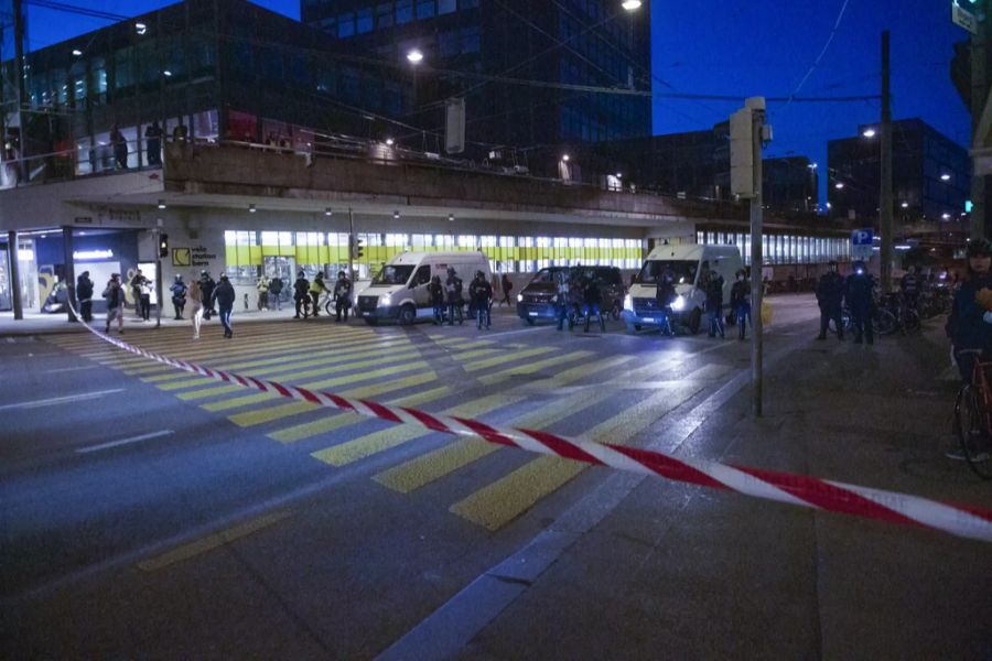 Die Polizei hat bei der Neuengasse die Strasse abgesperrt, an einer Kundgebung von Coronavirus-Massnahmengegnern, am Donnerstag, 30. September 2021, in Bern.