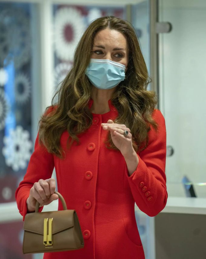 So sind wir uns Kate Middleton eher gewohnt: konservative-elegant gekleidet. Kate