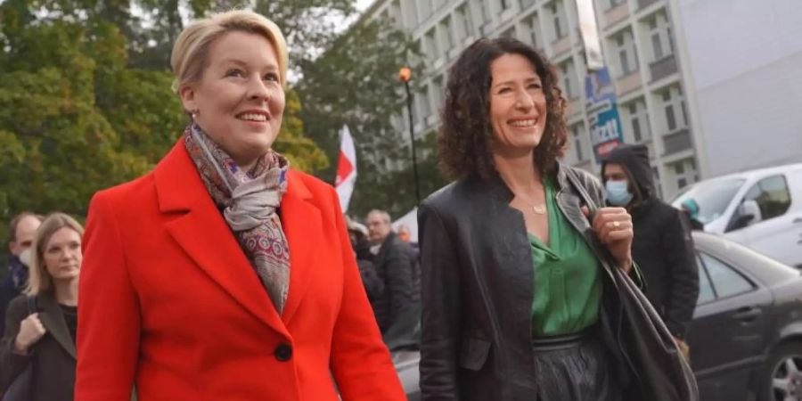 SPD-Spitzenkandidatin Franziska Giffey (l.) und Bettina Jarasch von Bündnis 90/Die Grünen treffen sich zu Sondierungsgesprächen im Kurt-Schumacher-Haus. Foto: Jörg Carstensen/dpa