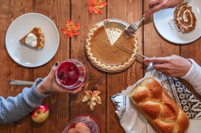 An Thanksgiving trifft man sich mit Freunden und Familien zum gemeinsamen Essen. Essen