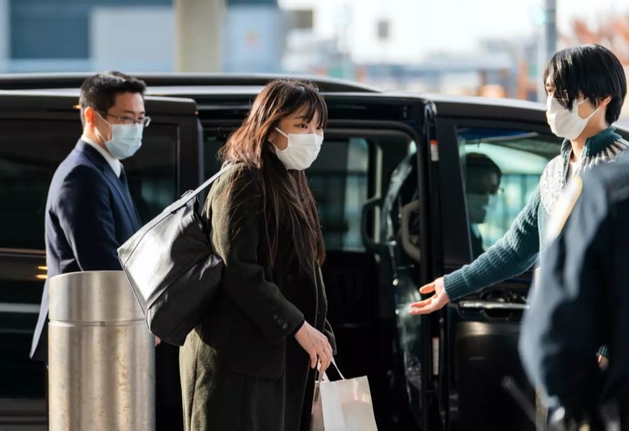 Mako und Kai Komuro kommen am New Yorker Flughafen an.