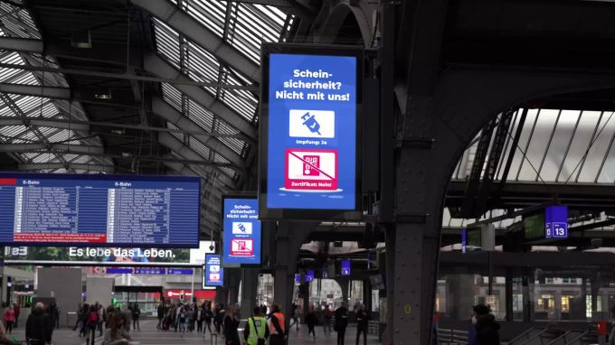Inserate des Komitees «Geimpfte gegen das Zertifikat» auf Screens im Zürcher Hauptbahnhof. Inserat Zertifikat Abstimmung Covid-19-Gesetz