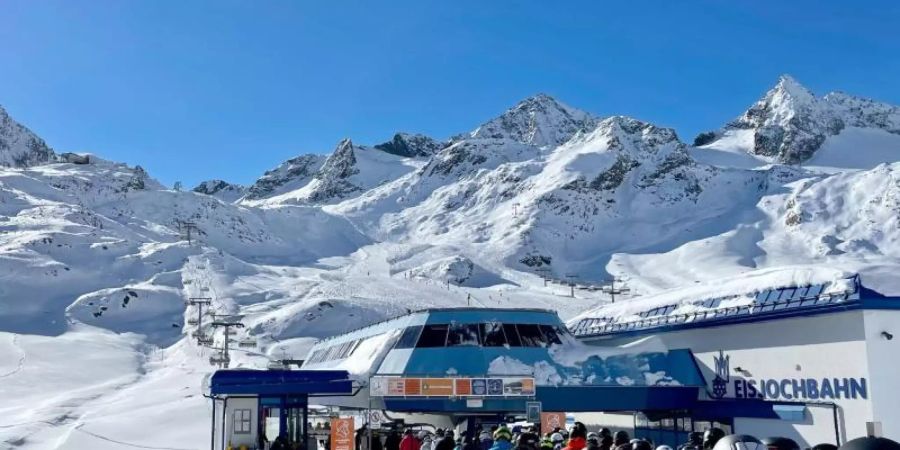 Eine Reihe von österreichischen Skigebieten will trotz des Lockdowns demnächst seine Lifte starten. Foto: Bernhard Krieger/dpa-tmn