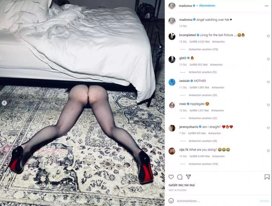 Madonna streckt ihren Po unter dem Bett hervor.