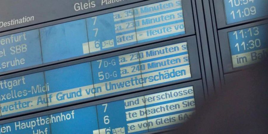 Eine Anzeigetafel in der Halle des Kölner Hauptbahnhofs weist auf Verspätungen hin. Foto: Henning Kaiser/dpa