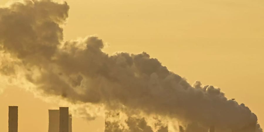 Ein Kraftwerk verfeuert Kohle: Empa-Forscher berechneten, dass die Energiewende am schnellsten und emissionsärmsten gelingt, die fossilen Kraftwerke ein letztes Mal voll ausgelastet werden.