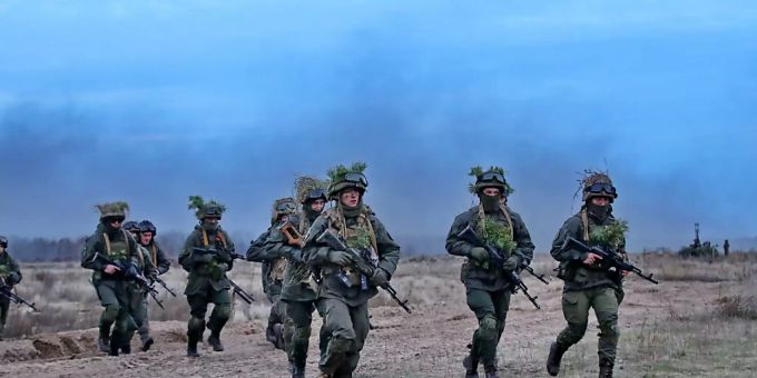Ukrainische Soldaten durchqueren ein Feld im Ort Stare südlich der Haupstadt Kiew. Foto: -/Ukrinform/dpa Ukrainische Soldaten durchqueren ein Feld im Ort Stare südlich der Haupstadt Kiew. Foto: -/Ukrinform/dpa