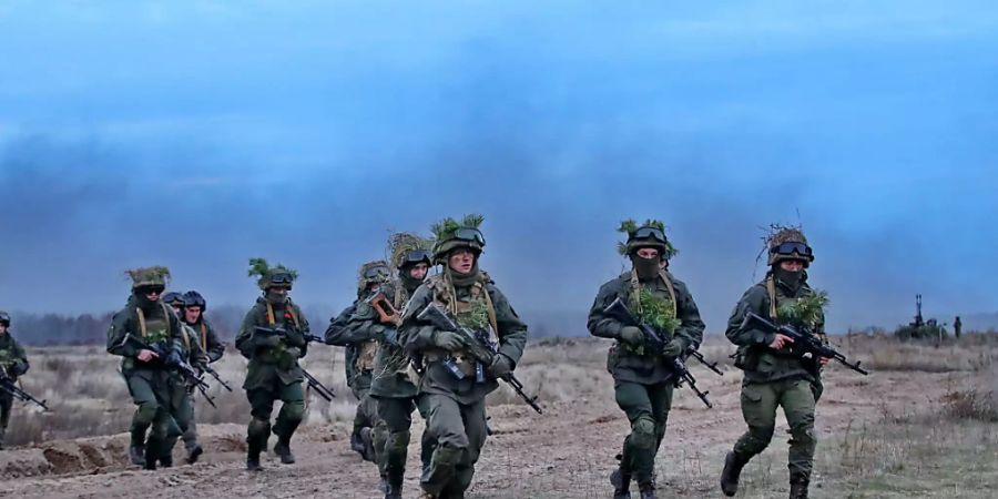 Ukrainische Soldaten durchqueren ein Feld im Ort Stare südlich der Haupstadt Kiew. Foto: -/Ukrinform/dpa