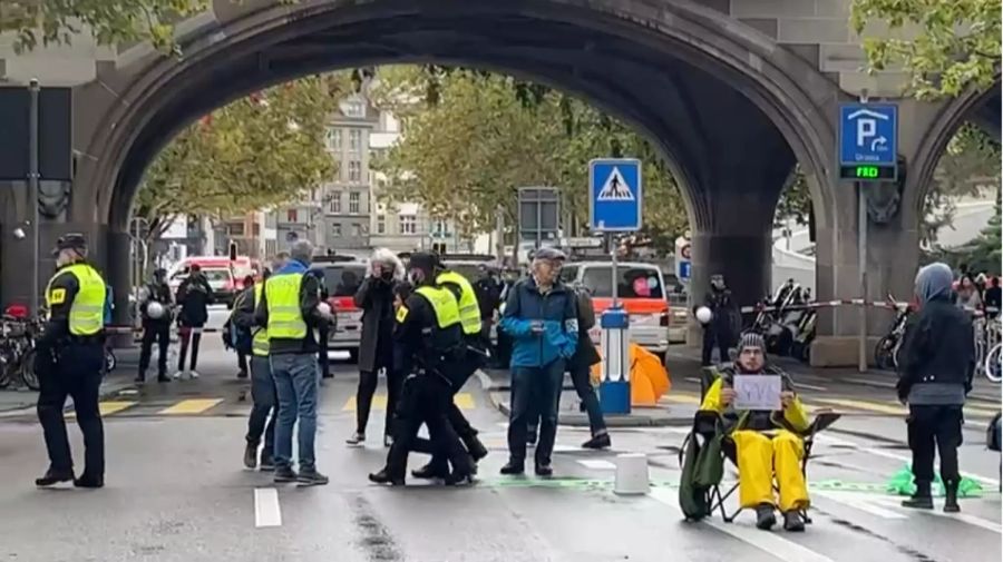 Erste Personen werden von der Polizei weggetragen.