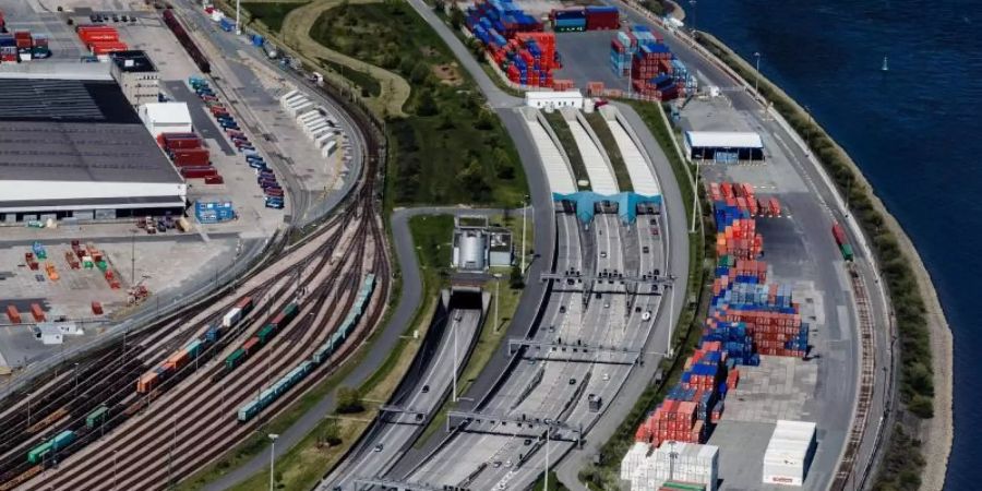 Die Südeinfahrt der A7 in den Elbtunnel. Foto: Markus Scholz/dpa