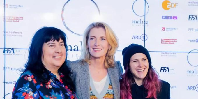 Die Medienwissenschaftlerin Elizabeth Prommer (l-r), Maria Furtwängler und ihre Tochter Elisabeth Furtwängler bei der Präsentation der Fortschrittsstudie «Sichtbarkeit und Vielfalt: Fortschrittsstudie zur audiovisuellen Diversität» in Berlin. Foto: Christoph Soeder/dpa Die Medienwissenschaftlerin Elizabeth Prommer (l-r), Maria Furtwängler und ihre Tochter Elisabeth Furtwängler bei der Präsentation der Fortschrittsstudie «Sichtbarkeit und Vielfalt: Fortschrittsstudie zur audiovisuellen Diversität» in Berlin. Foto: Christoph Soeder/dpa