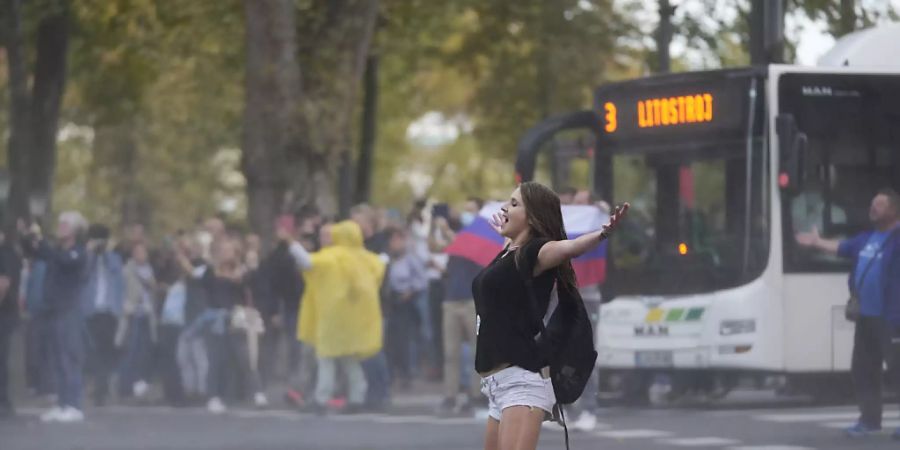 Eine Demonstrantin gestikuliert in Richtung der Polizei während einer Demonstration gegen die Corona-Impfungen und weiteren Massnahmen zur Eindämmung der Corona-Pandemie. Foto: Petr David Josek/AP/dpa