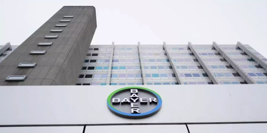 Der Chemiekonzern Bayer bekommt Rückenwind. Foto: Jörg Carstensen/dpa