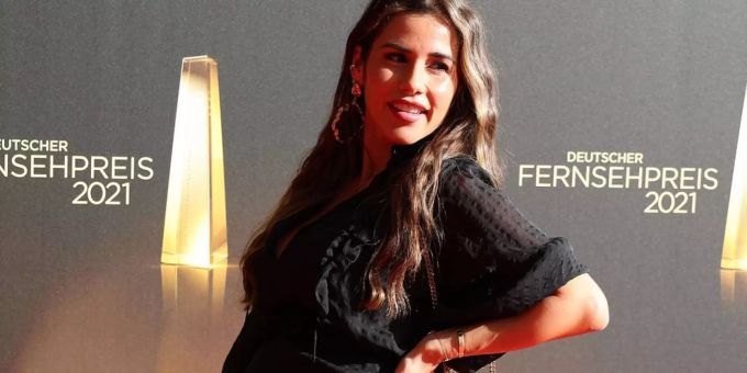 Sarah Engels hochschwanger beim Deutschen Fernsehpreis. sarah engels