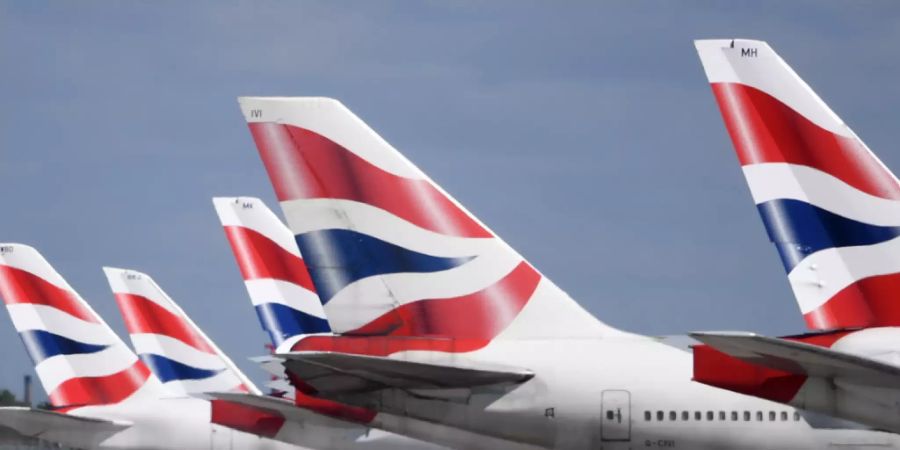 Der Flugkonzern IAG hat wegen der Coronakrise auch im Sommer einen Milliardenverlust erlitten. Nun streicht der Mutterkonzern der Fluggesellschaften British Airways, Iberia, Vueling, Aer Lingus und Level den Flugplan weiter zusammen. (Archivbild)