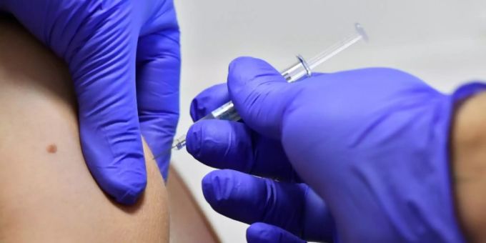 Patientin lässt sich gegen Grippe impfen Patientin lässt sich gegen Grippe impfen