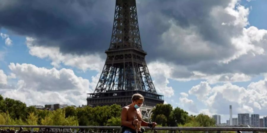 Die Maske ist mittlerweile in ganz Paris Pflicht - doch in Frankreich steigen die Zahlen weiter kräftig an. Foto: Thomas Coex/AFP/dpa