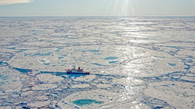 Das deutsche Forschungsschiff «Polarstern» am 30.06.2020 bei der «Mosaic»-Scholle in der Arktis. Die «Polarstern» in Arktis
