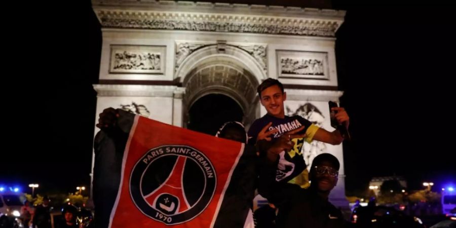 Ausgelassene Fans am Pariser Triumphbogen