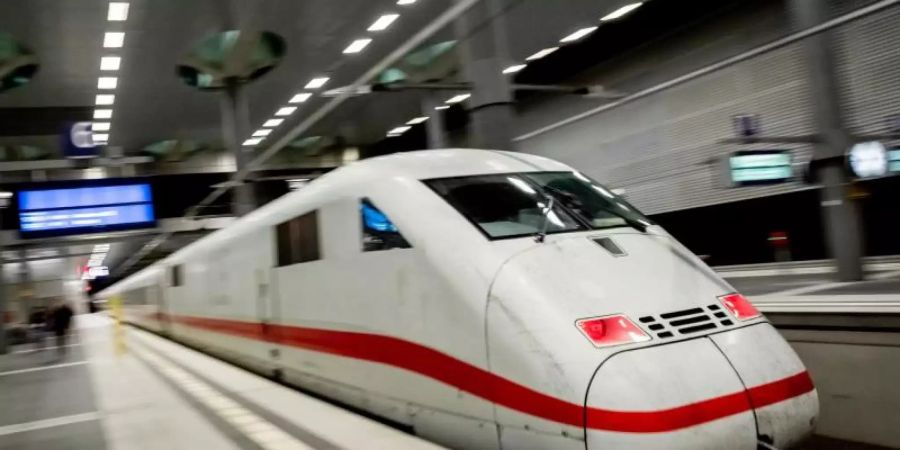 Ein ICE fährt im Berliner Hauptbahnhof ab. Ab dem 13, Dezember sollen mehr Züge zwischen Berlin und Hamburg fahren. Foto: Christoph Soeder/dpa