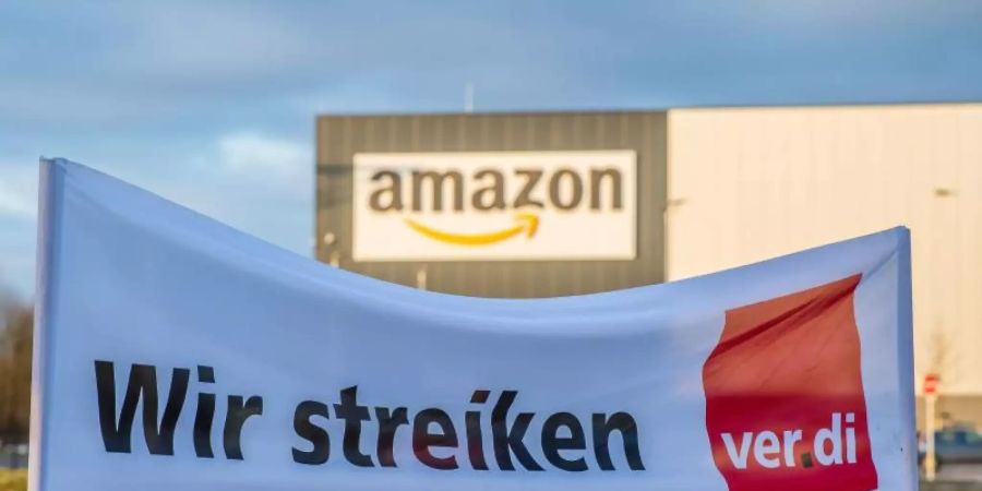 Amazon-Mitarbeiter fordern eine höhere Bezahlung. Foto: Guido Kirchner/dpa