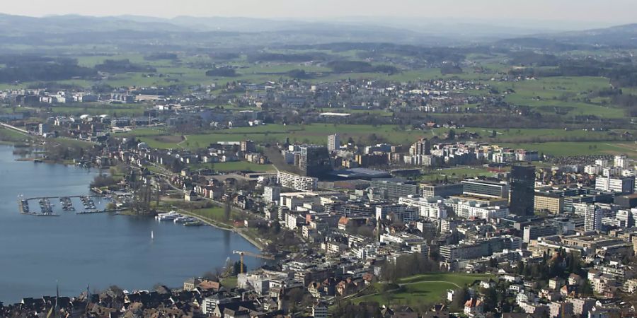 Der Kanton Zug hat den ersten Platz als attraktivster Firmenstandort dank einer Gewinnsteuersenkung zurück erobert. (Archivbild)