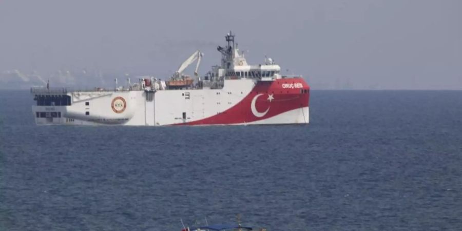 Das türkische Forschungsschiff Oruc Reis vor der Küste von Antalya im Mittelmeer. Foto: Burhan Ozbilici/AP/dpa