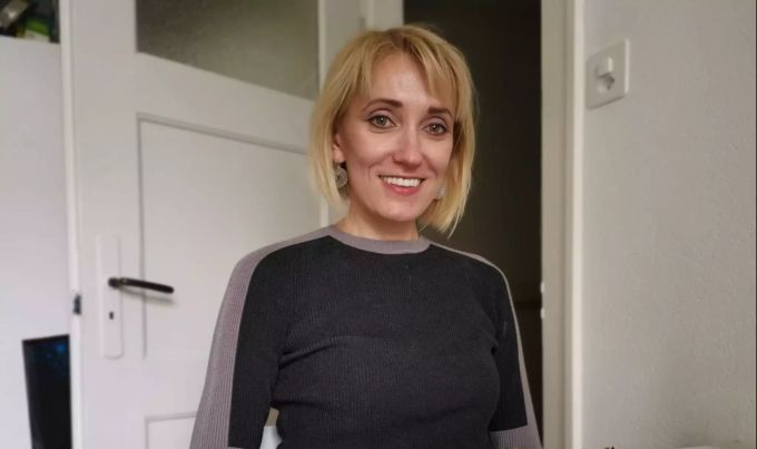 Barbara Gysi übernimmt die Patenschaft von der gefangenen Natallia Hersche. Barbara Gysin
