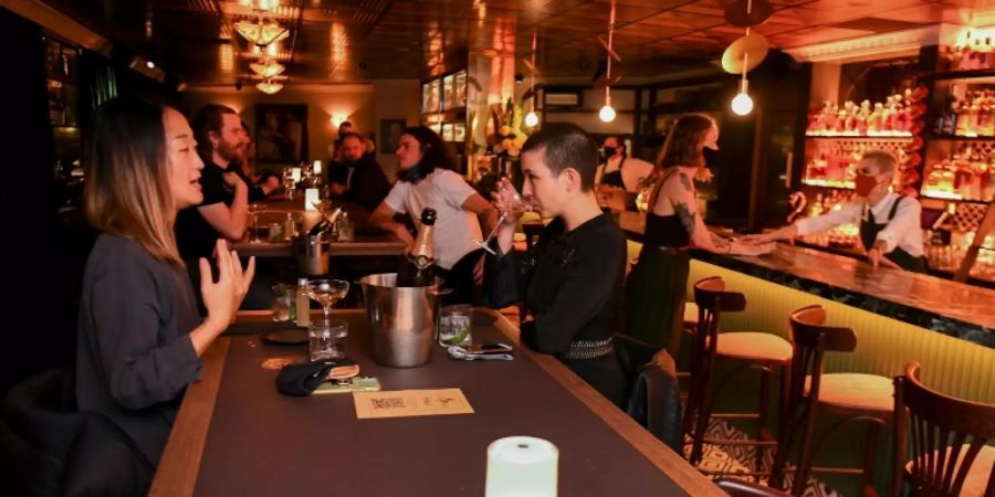 Champagner-Party in einer Bar