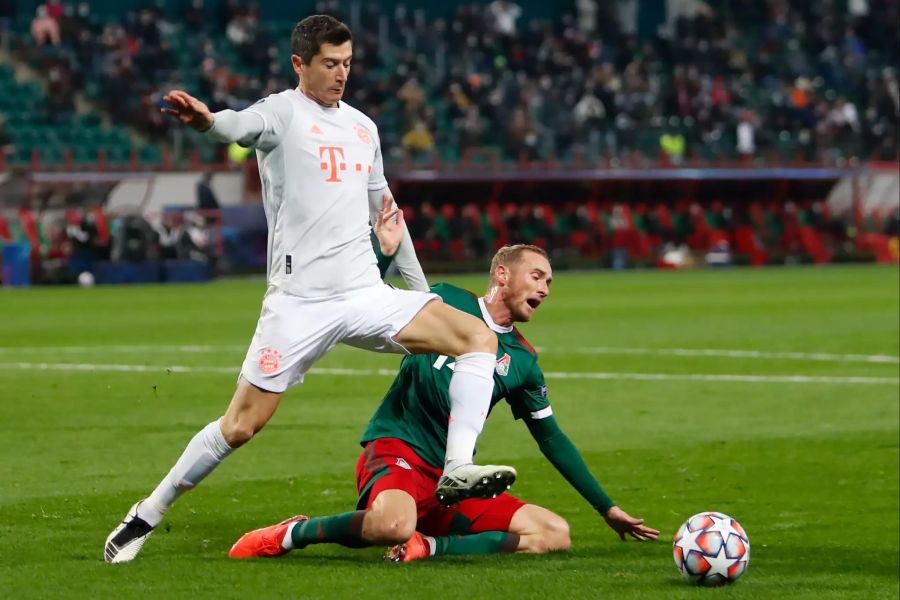 Robert Lewandowski im Duell mit Vladislav Ignatyev.