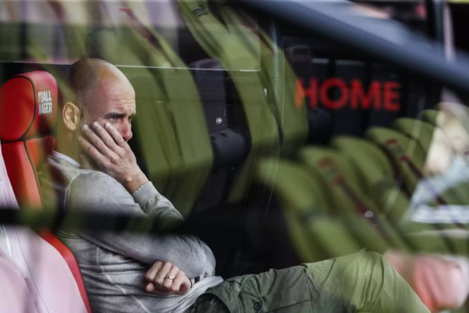 Pep Guardiola rätselt auf der Bank. Pep Guardiola