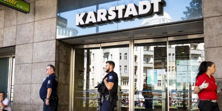 Polizeibeamte sichern das Kaufhaus Karstadt am Hermannplatz. Unbekannte haben einen Raubüberfall auf ein Bankfiliale hier verübt. Foto: Fabian Sommer/dpa