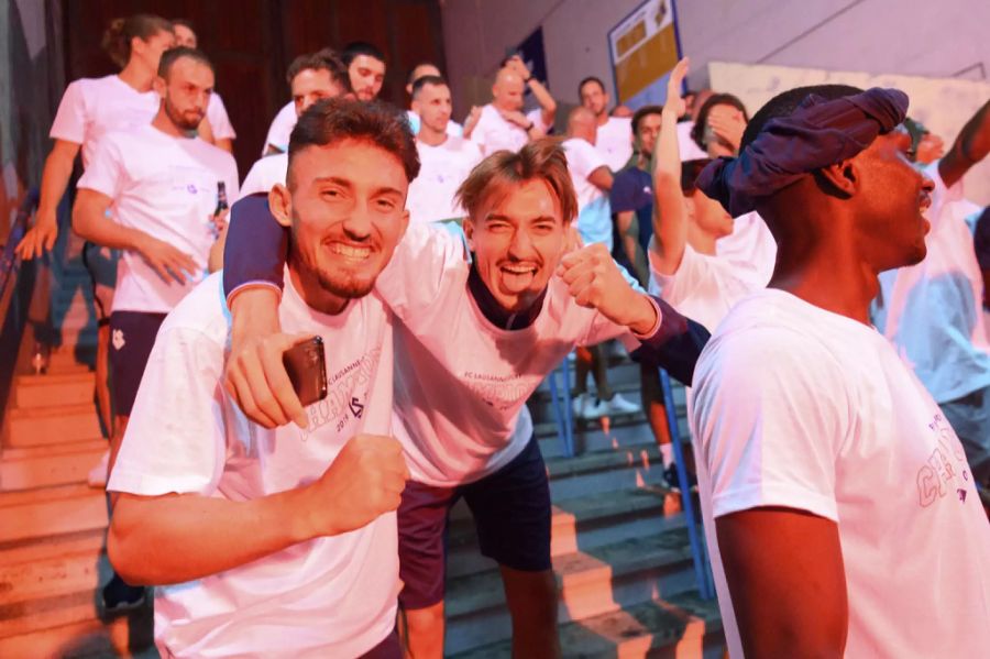 Die beiden Torjäger Andi Zeqiri (l.) und Aldin Turkes (r.) jubeln.